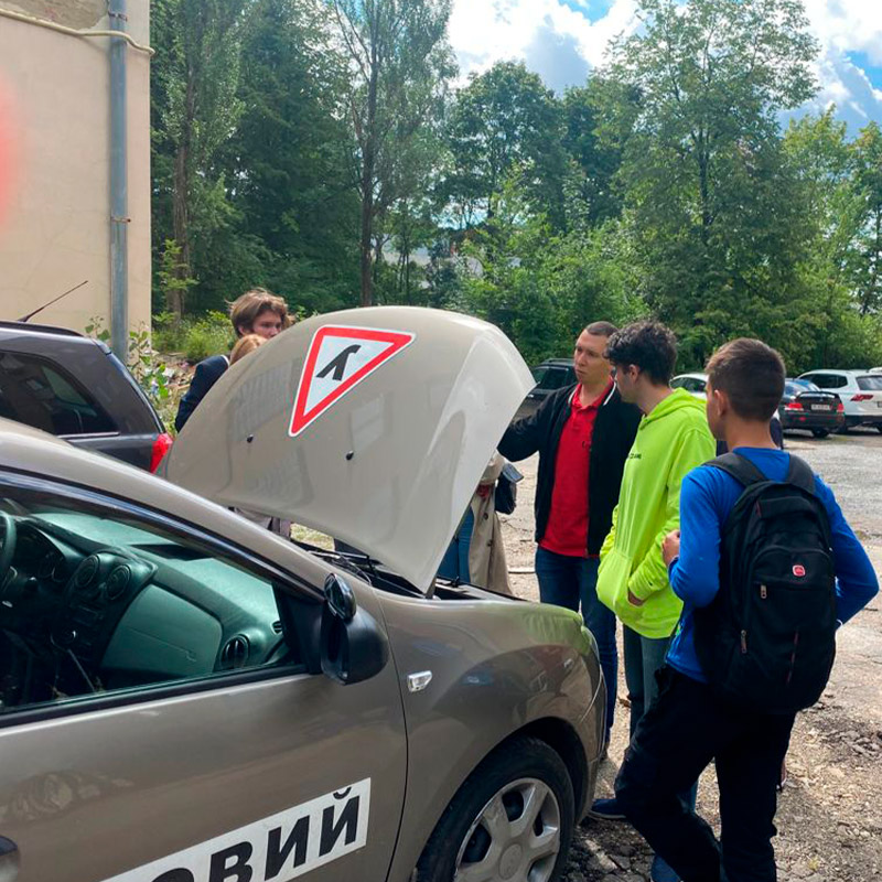 Заняття з «Будови автомобіля і технічного обслуговування транспортного засобу» в автошколі LeoGart